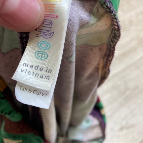 LulaRoe Kiwi 🥝 TC Leggings - Picture 2 of 3